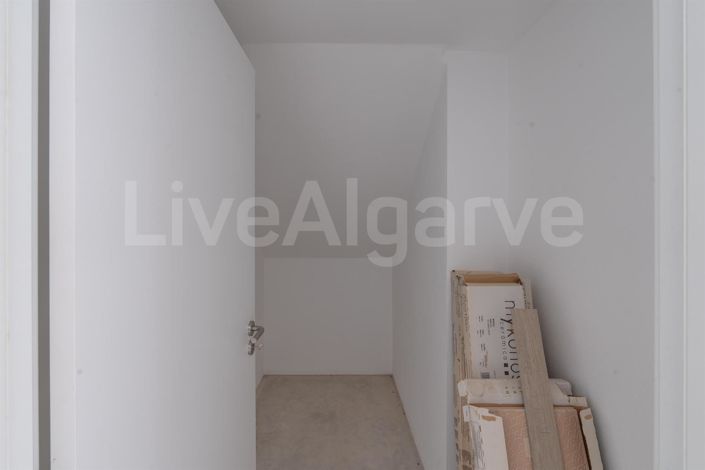 Image No.38-4 Bed House for sale