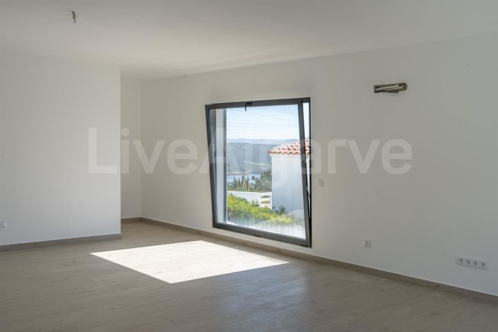 Image No.6-4 Bed House for sale