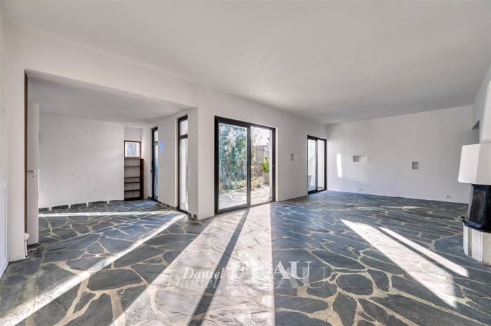 Image No.6-5 Bed House for sale