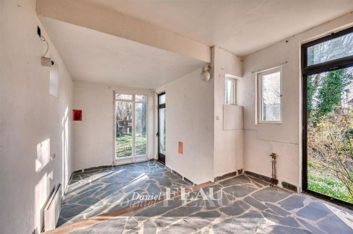 Image No.8-5 Bed House for sale