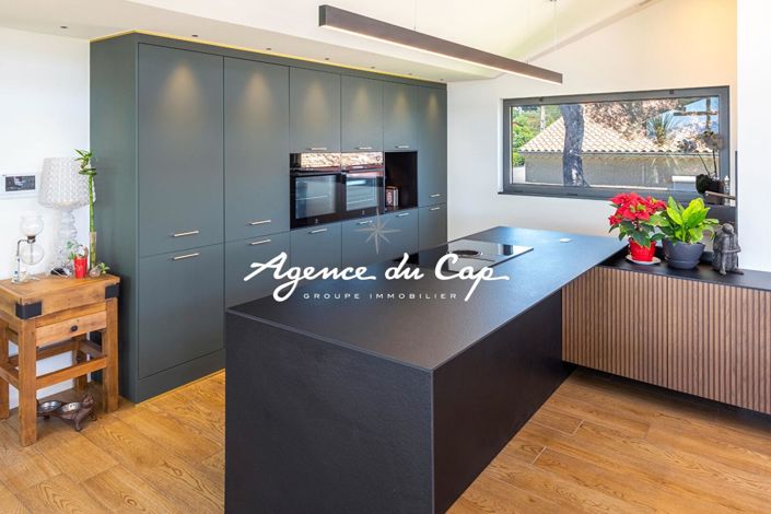 Image No.8-5 Bed House for sale