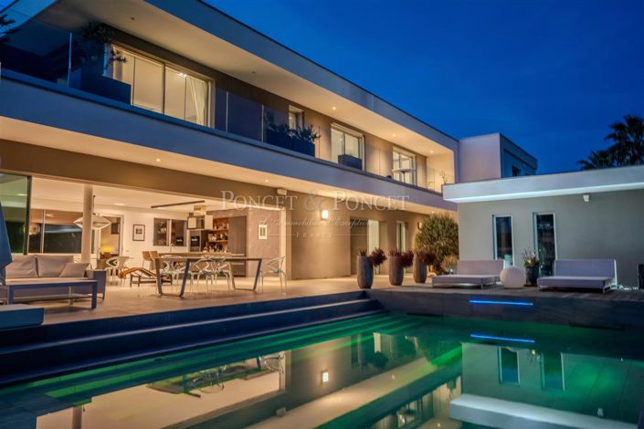Image No.1-4 Bed House for sale