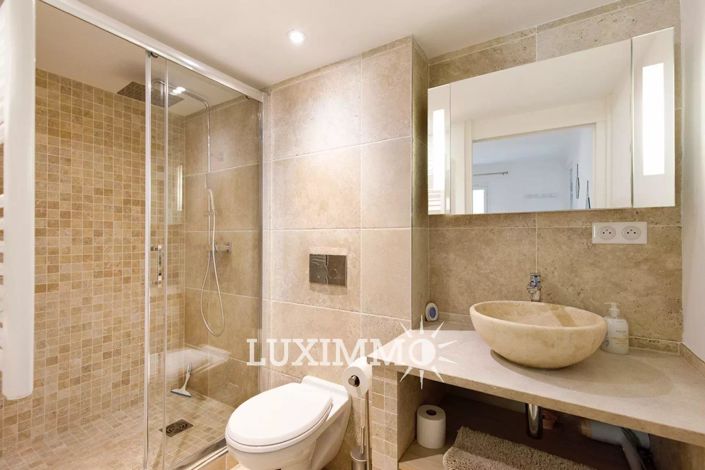 Image No.8-5 Bed House for sale