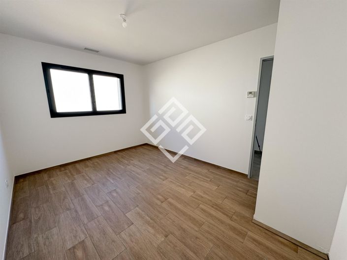 Image No.10-3 Bed House for sale