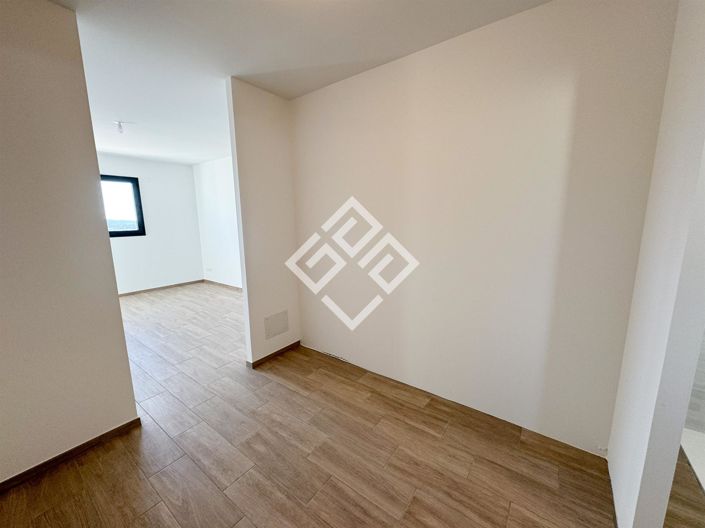 Image No.9-3 Bed House for sale