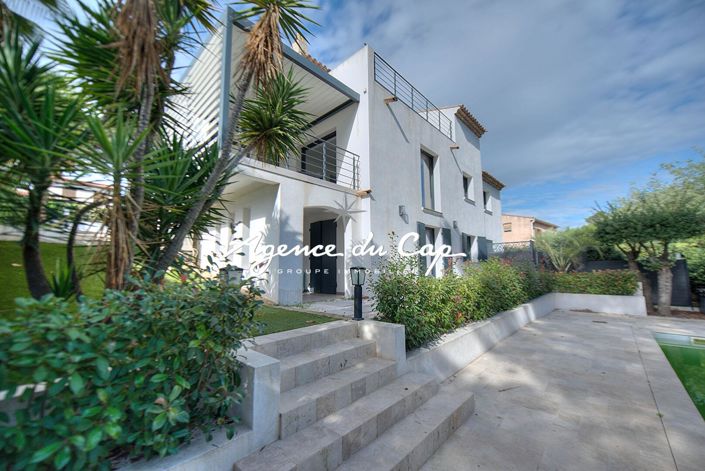 Image No.16-5 Bed House for sale