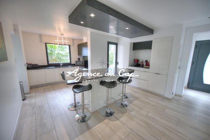 Image No.4-5 Bed House for sale