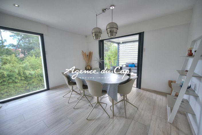 Image No.5-5 Bed House for sale