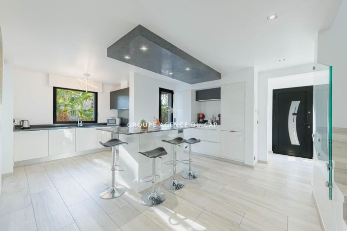 Image No.5-5 Bed House for sale