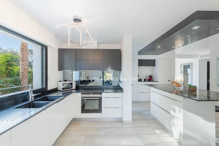 Image No.6-5 Bed House for sale