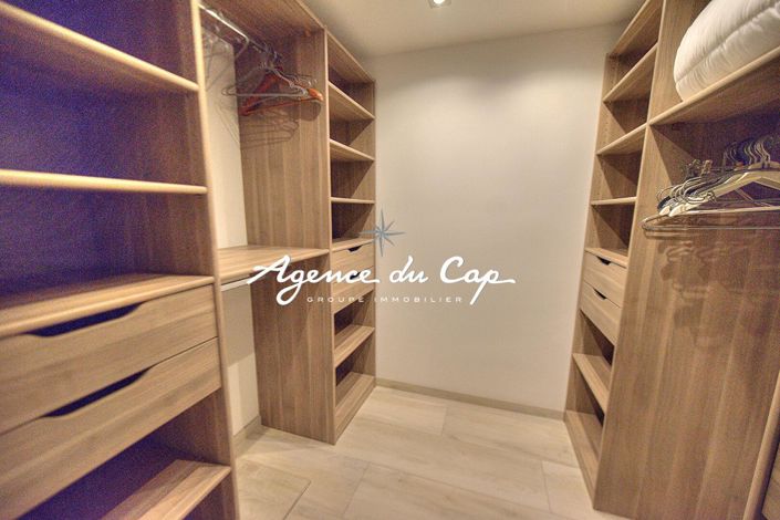 Image No.7-5 Bed House for sale