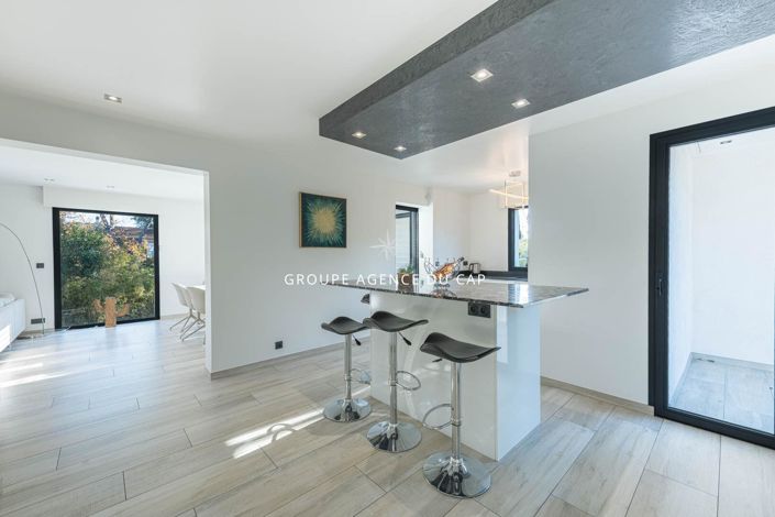 Image No.7-5 Bed House for sale