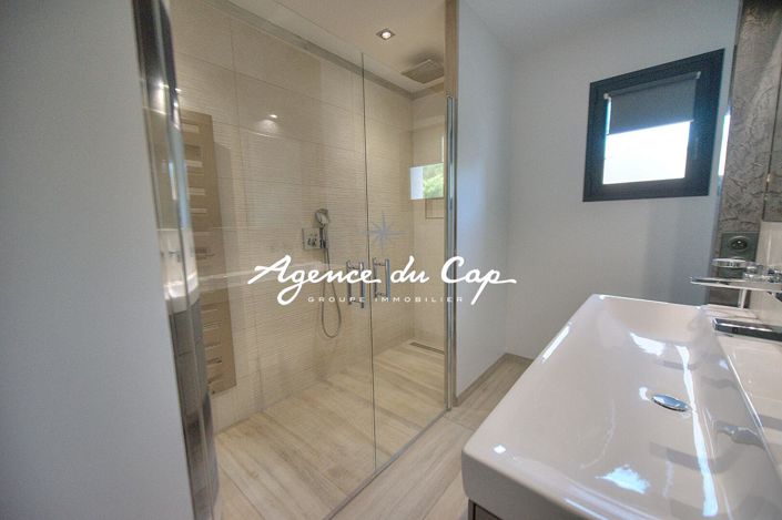 Image No.8-5 Bed House for sale