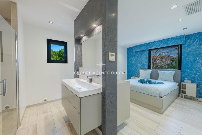 Image No.8-5 Bed House for sale