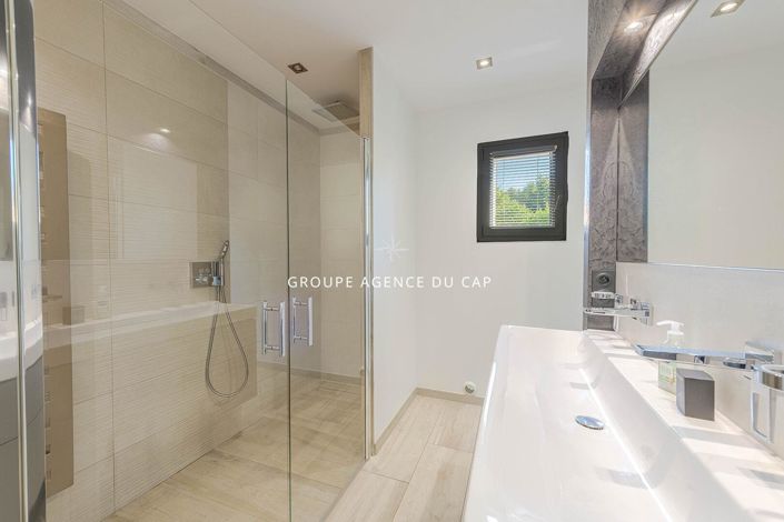 Image No.9-5 Bed House for sale