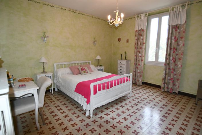 Image No.8-6 Bed House for sale