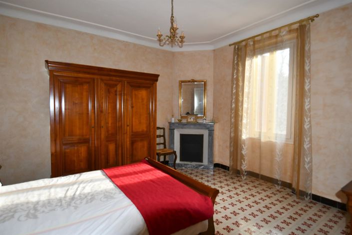 Image No.9-6 Bed House for sale