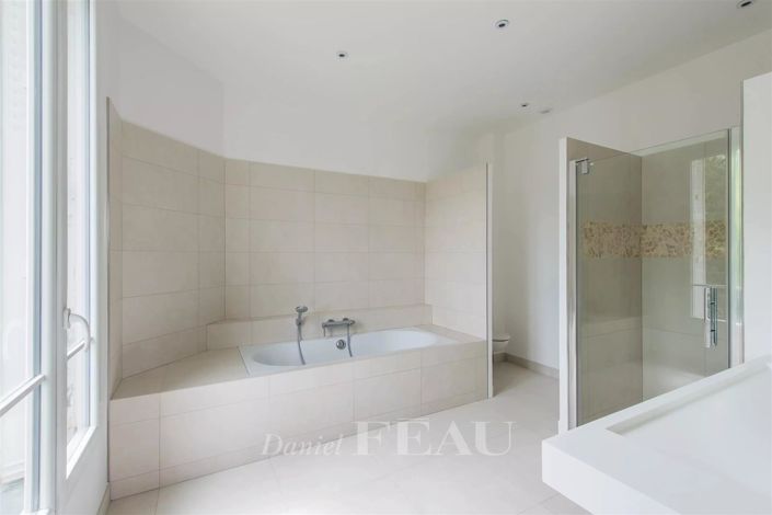 Image No.10-8 Bed House for sale