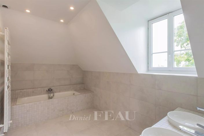 Image No.11-8 Bed House for sale