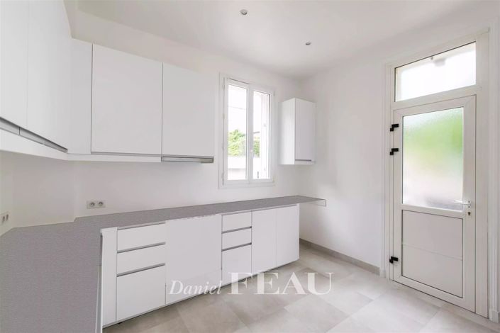 Image No.7-8 Bed House for sale