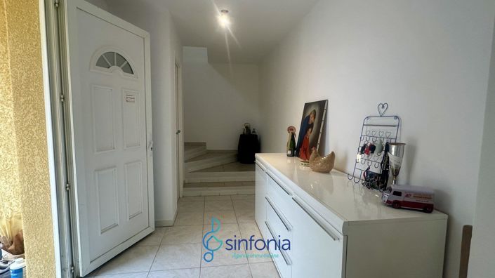 Image No.8-5 Bed House for sale