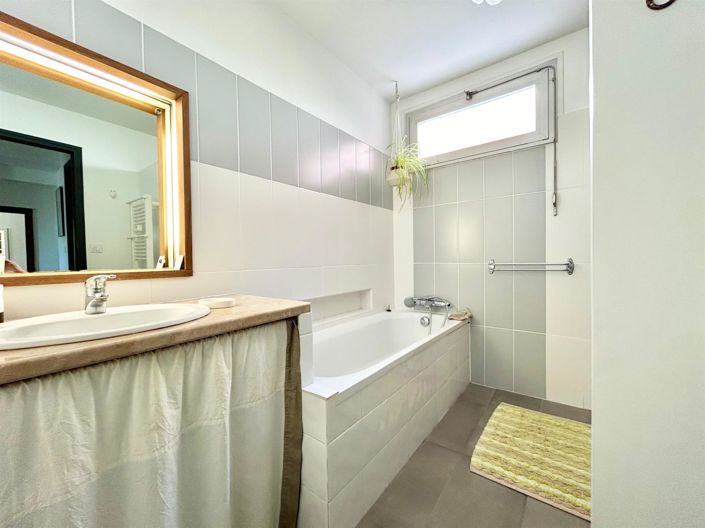 Image No.24-3 Bed Property for sale