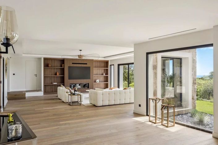 Image No.8-5 Bed House for sale