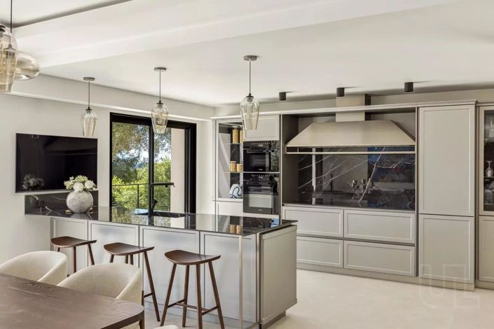 Image No.9-5 Bed House for sale