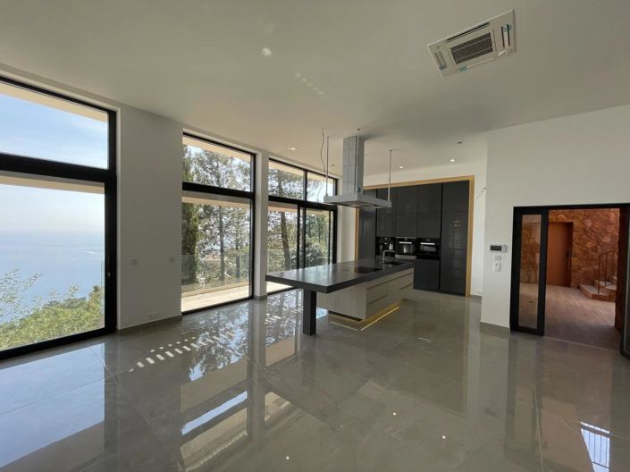 Image No.6-5 Bed House for sale