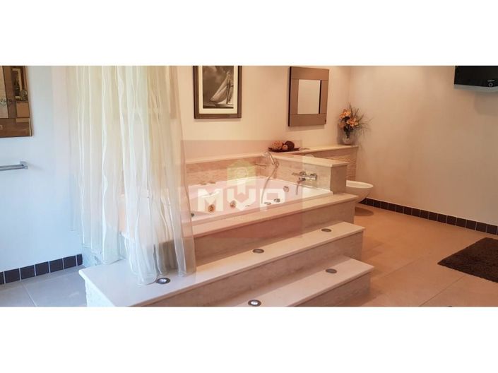 Image No.20-7 Bed House for sale