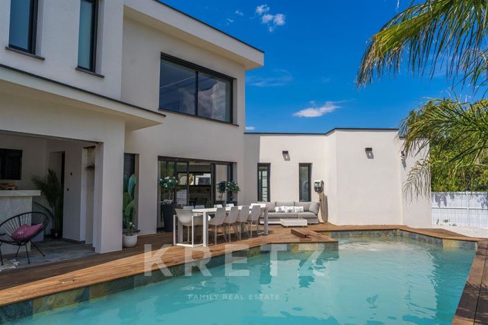 Image No.13-3 Bed Property for sale