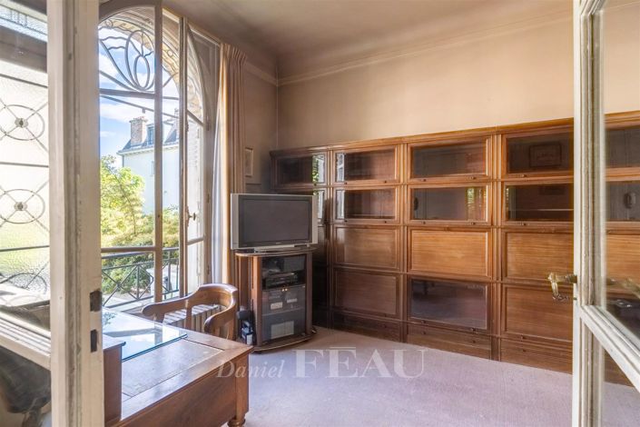 Image No.18-6 Bed House for sale