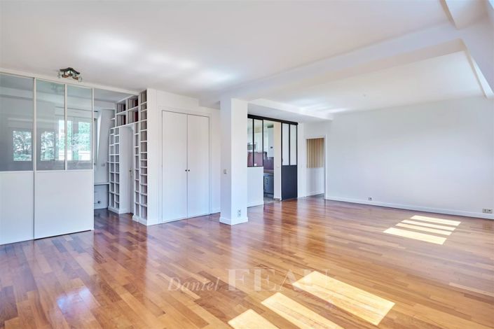 Image No.1-4 Bed Apartment for sale