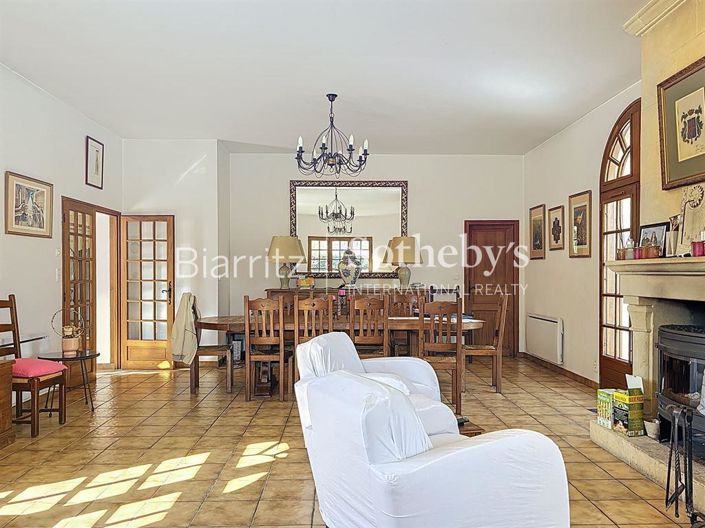 Image No.6-6 Bed House for sale