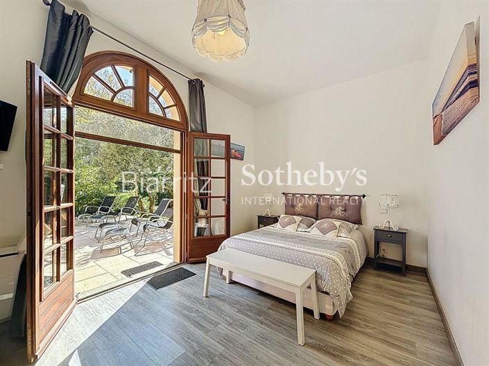 Image No.8-6 Bed House for sale