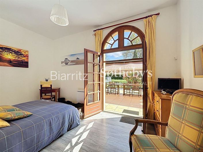 Image No.9-6 Bed House for sale