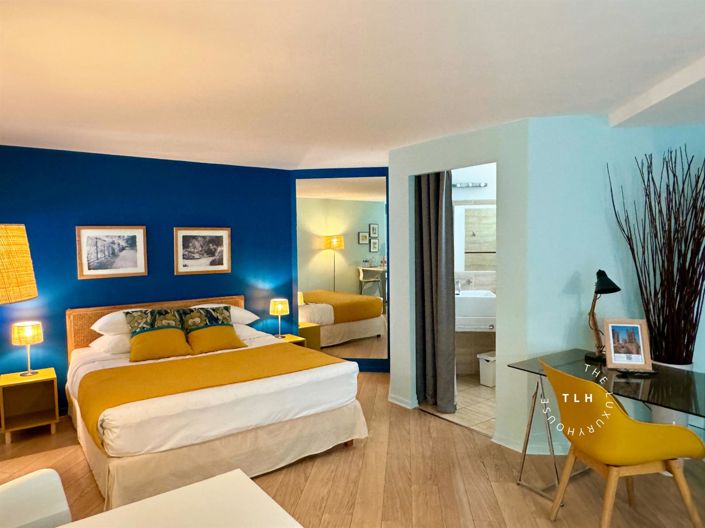 Image No.1-5 Bed House for sale