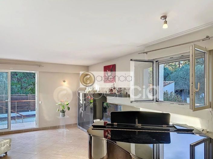 Image No.1-5 Bed House for sale