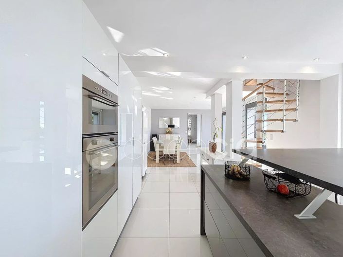 Image No.11-5 Bed House for sale