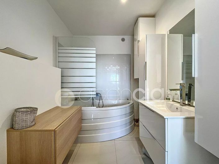 Image No.17-5 Bed House for sale