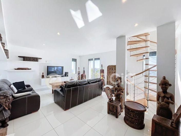 Image No.8-5 Bed House for sale