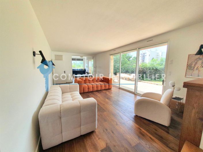 Image No.1-4 Bed House for sale