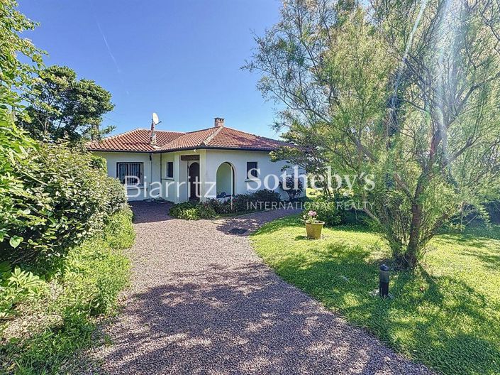 Image No.1-4 Bed Property for sale