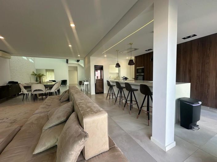 Image No.2-4 Bed House for sale