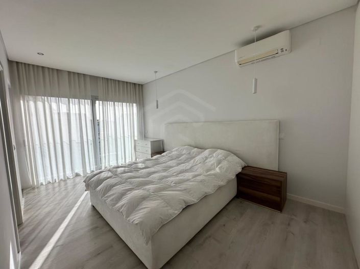 Image No.25-4 Bed House for sale