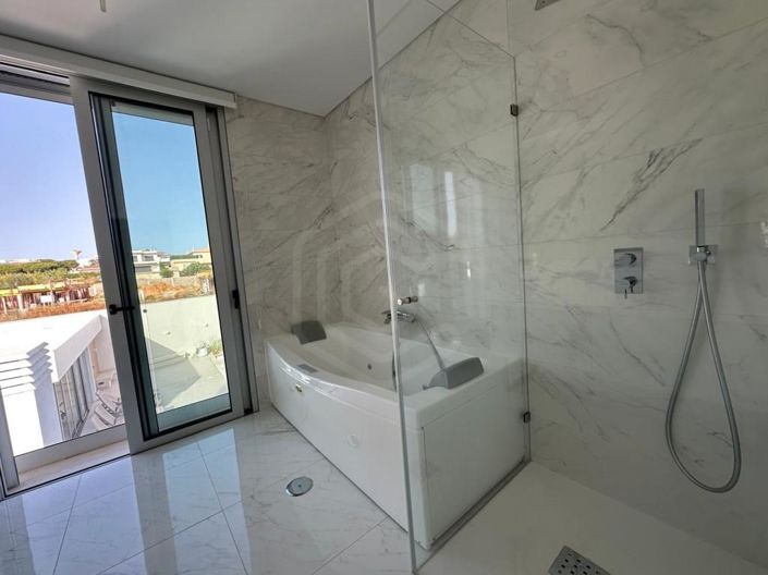 Image No.31-4 Bed House for sale