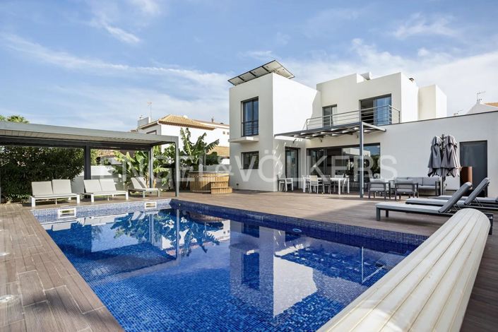Image No.1-4 Bed House for sale
