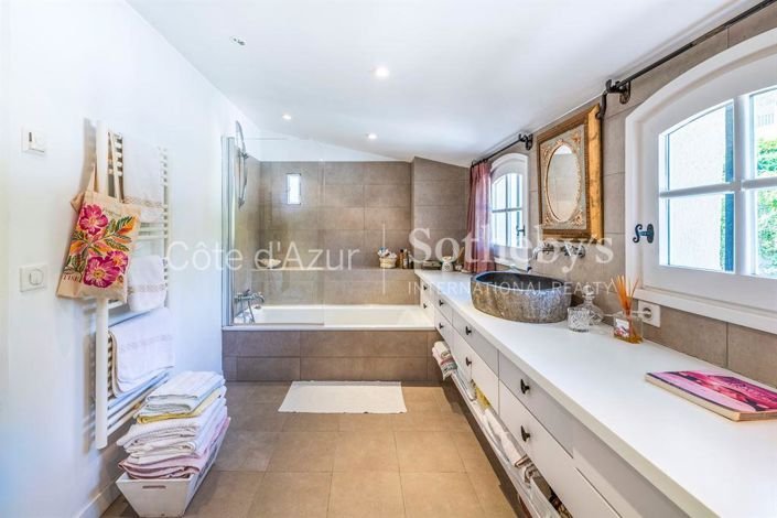 Image No.14-3 Bed Property for sale