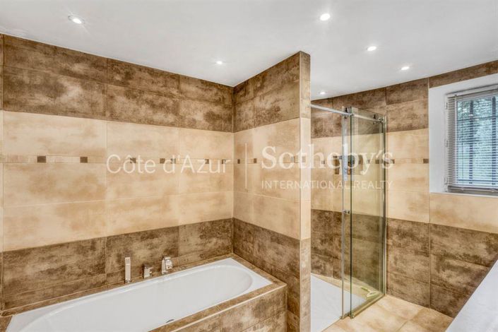 Image No.18-5 Bed House for sale