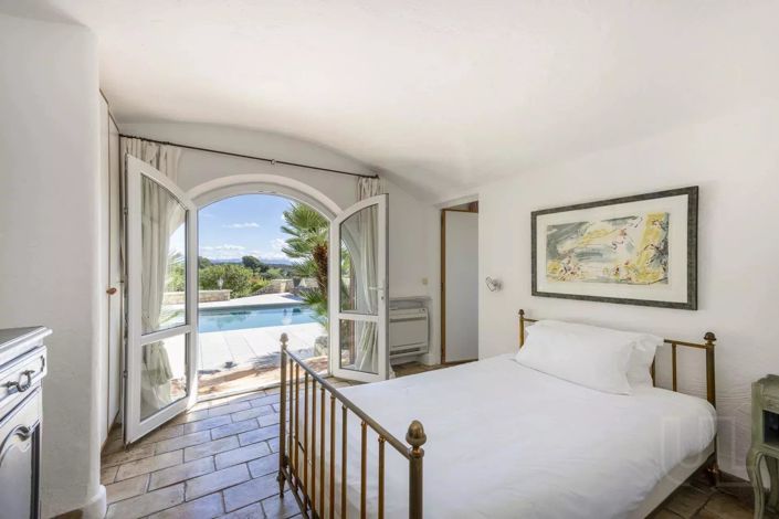 Image No.8-5 Bed House for sale